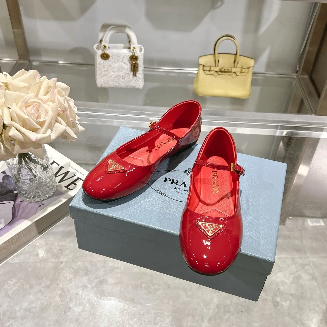 👟👟Ex-factory price 440👟👟 🔥🔥✨Prada/Prada 2024ss spring and summer new products are now available🌟 Mary Jane flat ballet shoes Soft and comfortable, recommended by major bloggers in Little Red Book, proper college style ➕Commuting 1-1 development Round-head golden triangle button Fabric: patent leather, sheepskin, silk fabric Sheepskin lining code number: 35 to 40 (41 is custom-made and cannot be returned or exchanged)